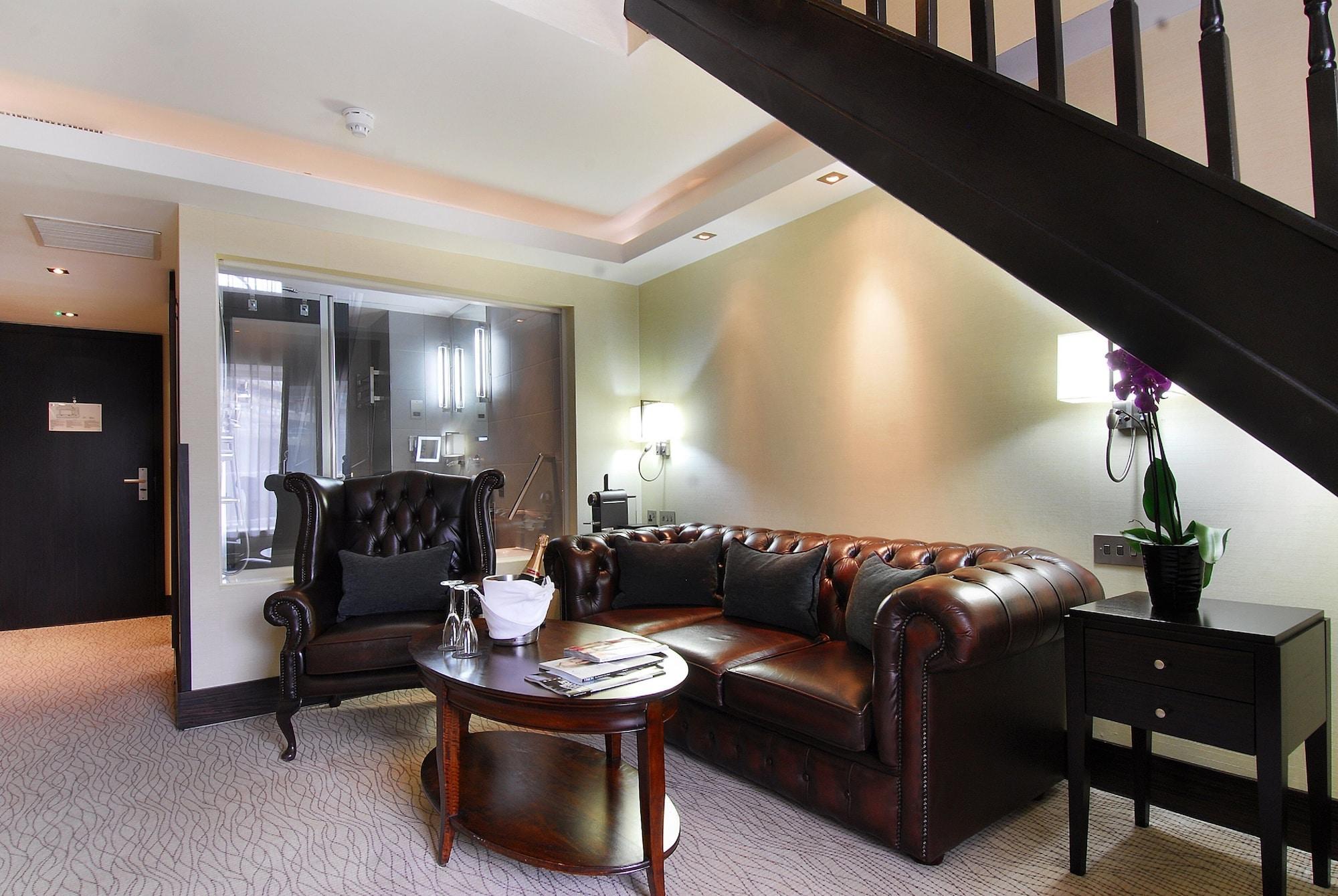 Montcalm Brewery, London City Kültér fotó A living room in a suite at the hotel