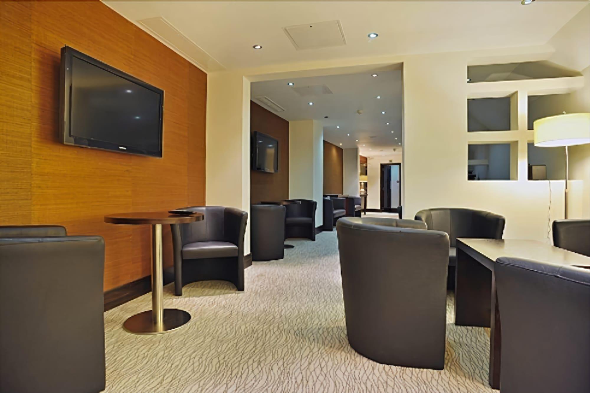 Montcalm Brewery, London City Kültér fotó The lounge at London Heathrow Airport