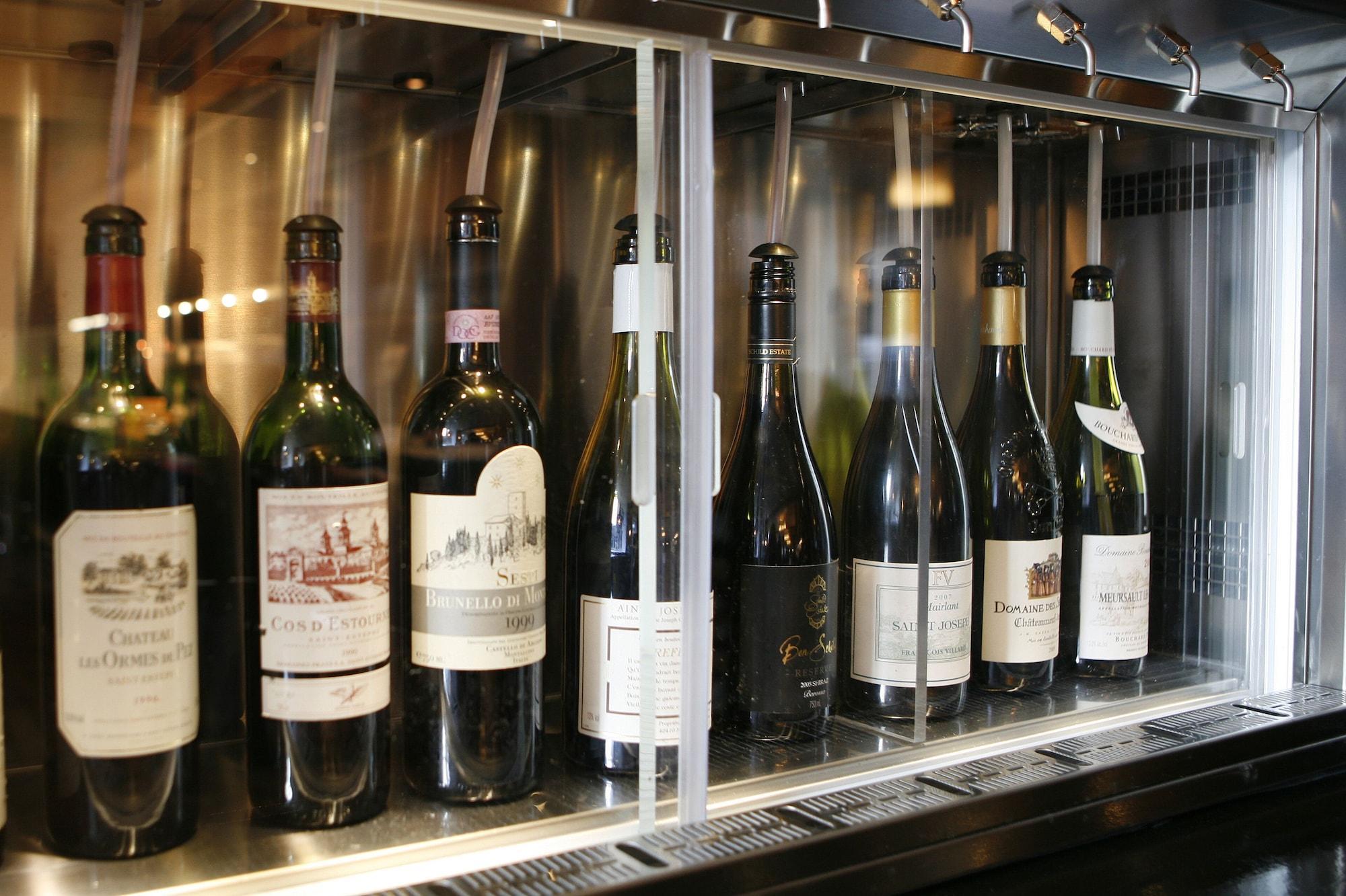 Montcalm Brewery, London City Kültér fotó Wine bottles in a wine dispenser