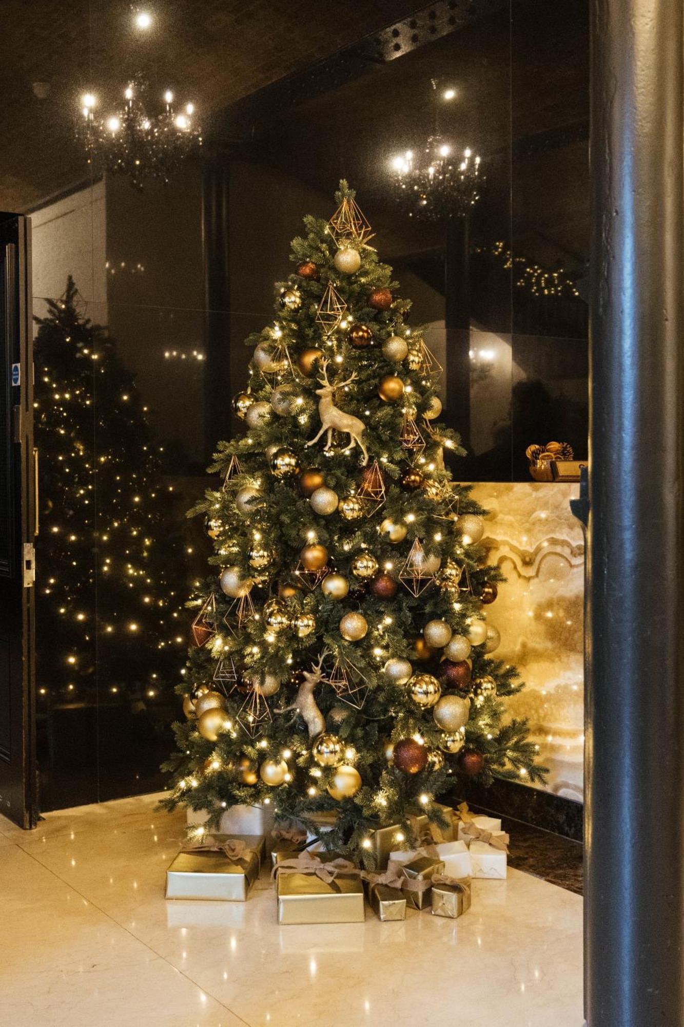 Montcalm Brewery, London City Kültér fotó A Christmas tree in the lobby of the Four Seasons Hotel, Hong Kong